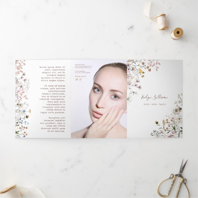 Folleto del tríplio de flores silvestres (Exterior)