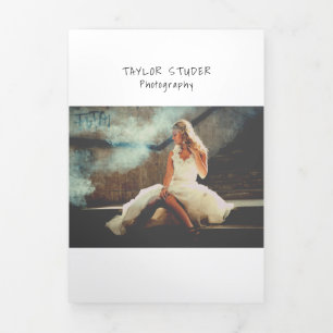 Folleto simple de fotógrafo blanco negro