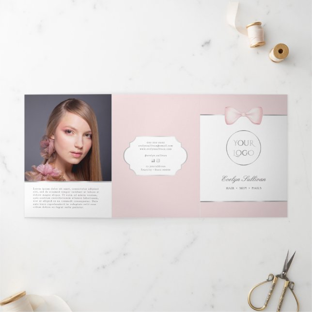 Folleto triple de plegado rosado de Coquette (Exterior)