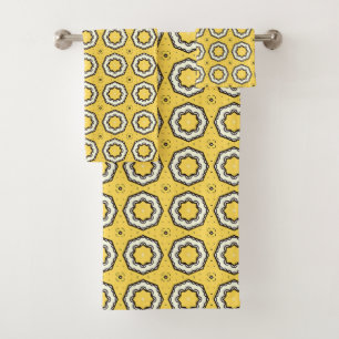 Fondo amarillo con motivo floral en blanco y negro