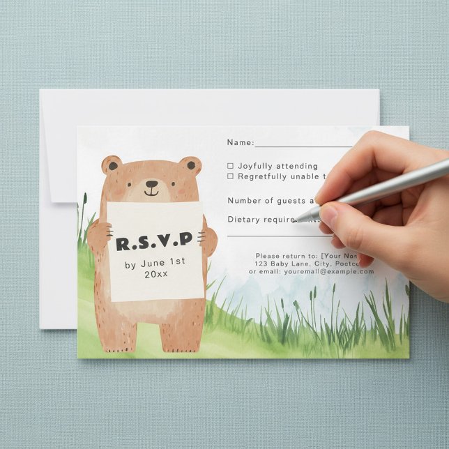 Fondo de césped de la tarjeta RSVP con signo de os (Cute bear holding sign RSVP card grass background.)