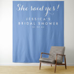 Fondo de Ella Dijo Sí - Desayuno Nupcial - Tapices<br><div class="desc">¡A tus invitados les ENCANTARÁ posar frente a este increíble fondo! Esto es genial para cualquier evento: Boda, Desayuno Nupcial, Shower de Bebé, Shower de Pareja, Revelación de Género, Fiesta de Aniversario, Fiesta de Cumpleaños, etc. ¡Cambia fácilmente el fondo a una imagen o color! Visita nuestro sitio web para más...</div>