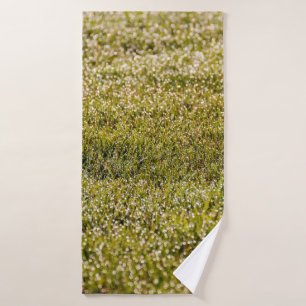 Fondo de hierba verde de primavera fresca, con aro