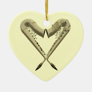 Forma del corazón de dos saxofones en el ornamento