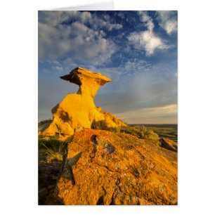 Formación esculpida de Badlands en pastizales cort