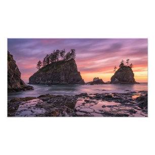 Formaciones de rocas costeras al crepúsculo Foto a