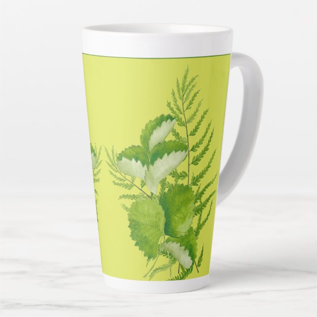 Formas en verde en una gran taza de latte (Ángulo derecho)