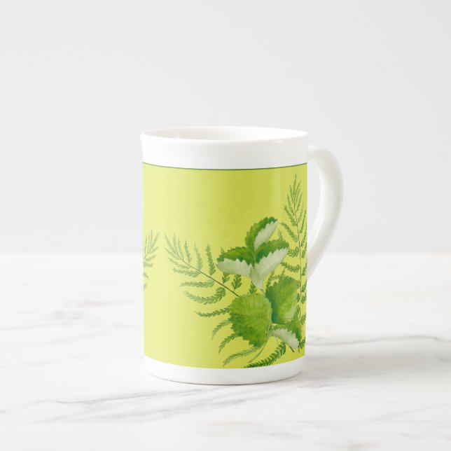 Formas verdes en una taza de hueso en China (Derecha)