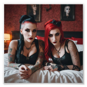 Foto 2 Chicas del Gótico de tatuajes yacen en la cama