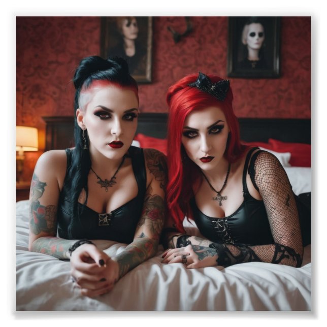 Foto 2 Chicas del Gótico de tatuajes yacen en la cama (Frente)