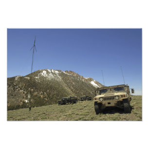 Foto A Humvee está aparcado en el sitio de retransmisió