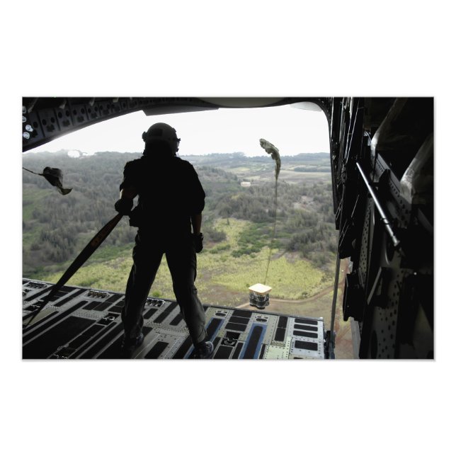 Foto Airman observa la caída de un paquete de prácticas (Frente)