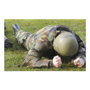 Foto Airman se arrastra a través de un campo húmedo