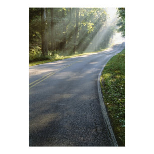 Foto Amanecer a través de la niebla junto al río Verd