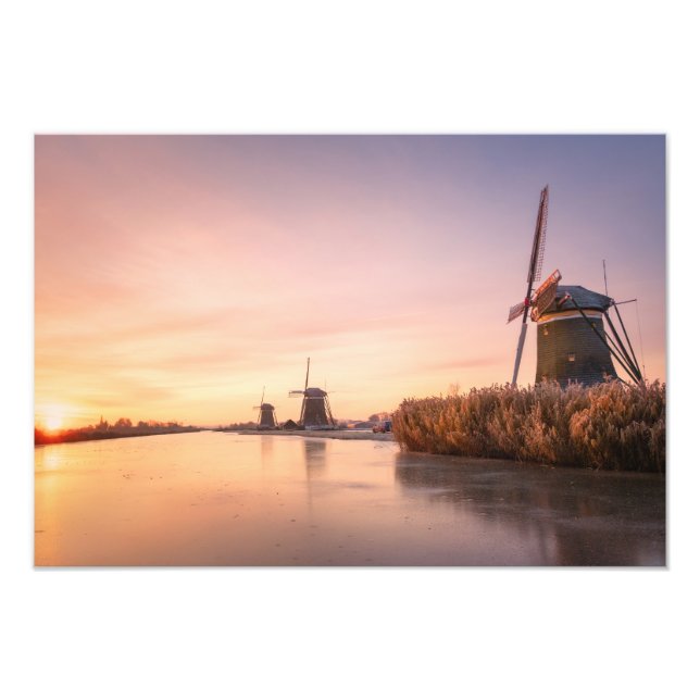Foto Amanecer sobre el río congelado con molinos de vie (Frente)