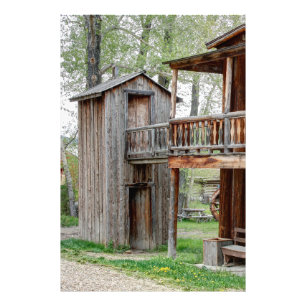 Foto Antiguo Oeste de 2 pisos en Montana Outhouse