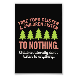 Foto Árbol brilla y niños escuchan a nada enseñar