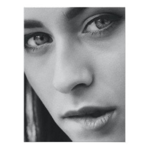 Foto Asombroso retrato negro y blanco de la mujer -