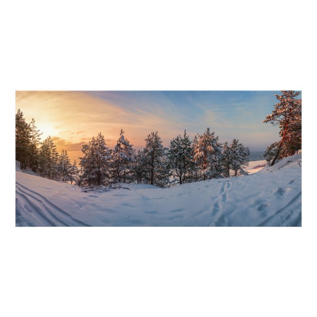 Foto Atardecer sobre bosque de nieve congelado cerca de (Frente)