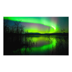 Foto Aurora boreal reflejada en el lago