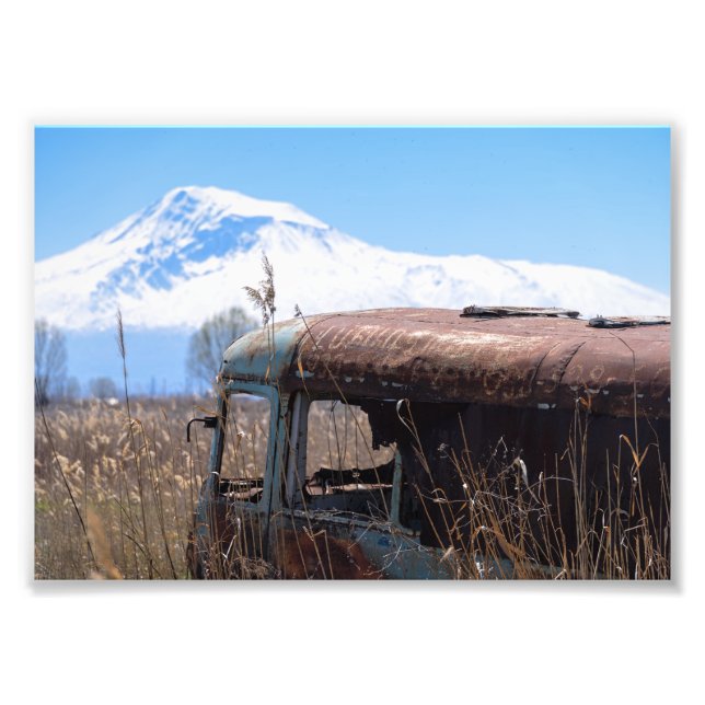 Foto Autobús antiguo y oxidado con mt. Ararat (Frente)