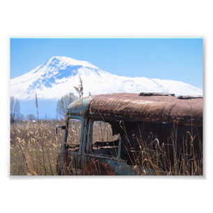 Foto Autobús viejo y oxidado con el mt. Ararat