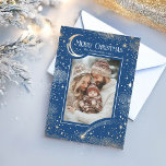 Foto azul de Feliz Navidad<br><div class="desc">¡Celebren a los Navidades con una tarjeta que realmente está fuera de este mundo! Este diseño de temática celeste presenta un fondo nocturno de estrellas de color azul marino y oro que bellamente prepara el escenario para la foto de su familia. Con sus ricas y vibrantes imágenes, la carta exuda...</div>