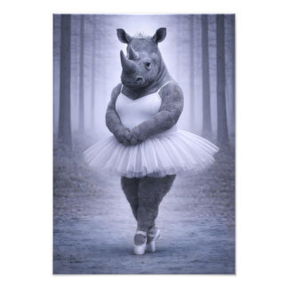 Foto Bailarina de rinoceronte en bosque brumoso
