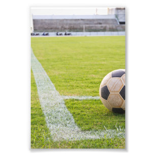 Foto Balón de fútbol en línea de campo