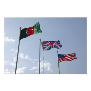 Foto Bandera del Reino Unido entre las banderas afgana 