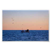Barca de Pesca Pequeña al Atardecer en Portugal