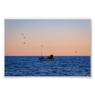 Foto Barca de Pesca Pequeña al Atardecer en Portugal