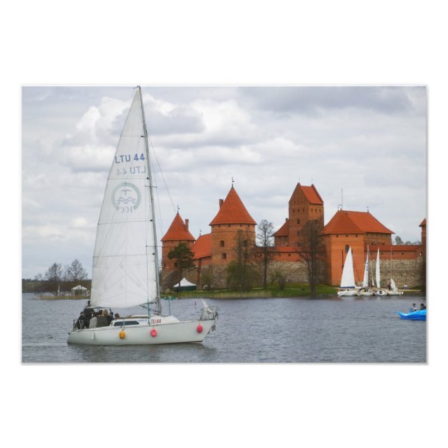 Foto Barco de vela con castillo de isla junto al lago G (Frente)
