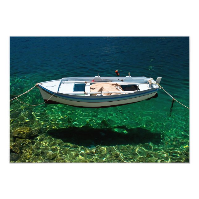 Foto Barco flotando en aguas cristalinas. (Frente)