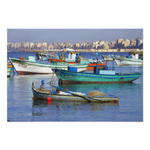 Foto Barcos de pesca coloridos en el puerto de