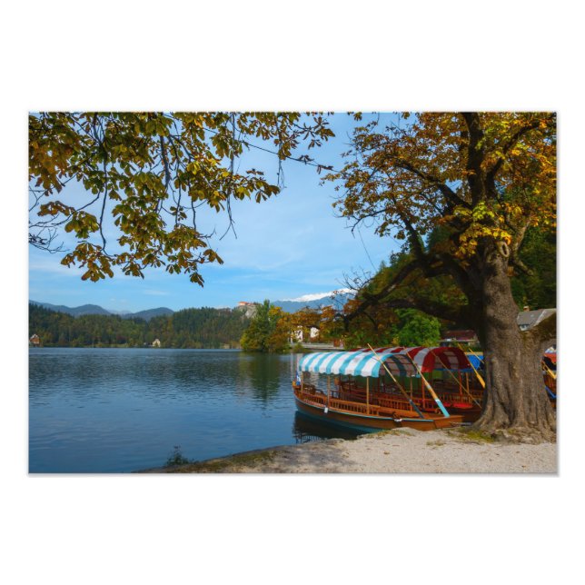 Foto Barcos turísticos en el lago Bled en otoño (Frente)
