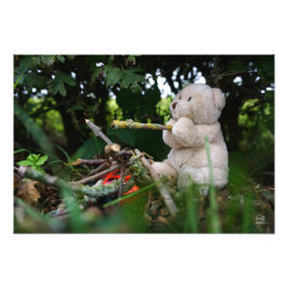 Foto Beertje dat bij kampvuur zit.