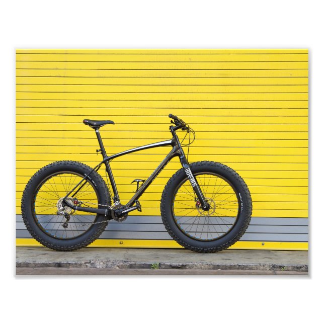 Foto Bicicleta gorda en la pared amarilla (Frente)