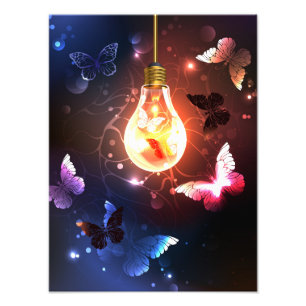 Foto Bombilla brillante con mariposas nocturnas