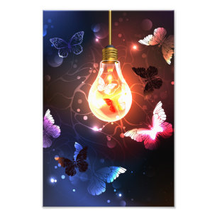 Foto Bombilla brillante con mariposas nocturnas