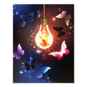 Foto Bombilla brillante con mariposas nocturnas