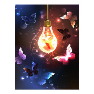 Foto Bombilla brillante con mariposas nocturnas