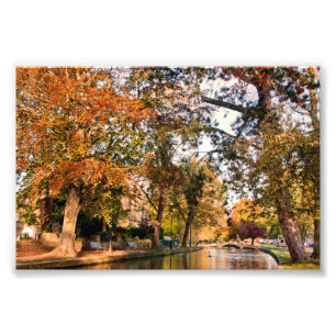 Foto Bourton en el agua Cotswolds de árboles otoñales