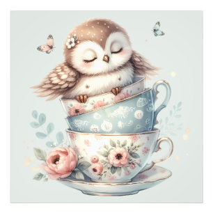 Foto Búho Durmiendo en Tazas de Té Florales Apiladas