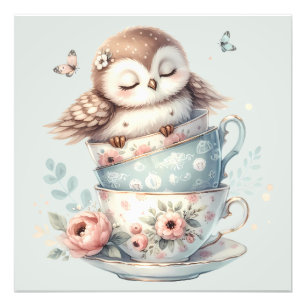 Foto Búho Durmiendo en Tazas de Té Florales Apiladas
