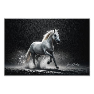 Foto Caballo Blanco Dramático Galopando en la Lluvia