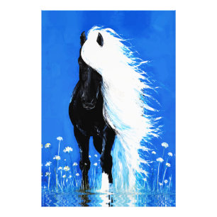 Foto Caballo Negro con Crin Blanca Caminando sobre el A