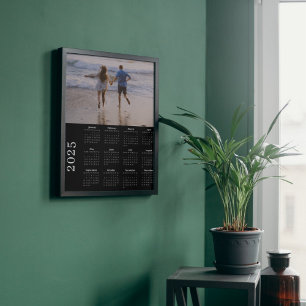 Foto Calendario negro clásico de 2025 con todas las let