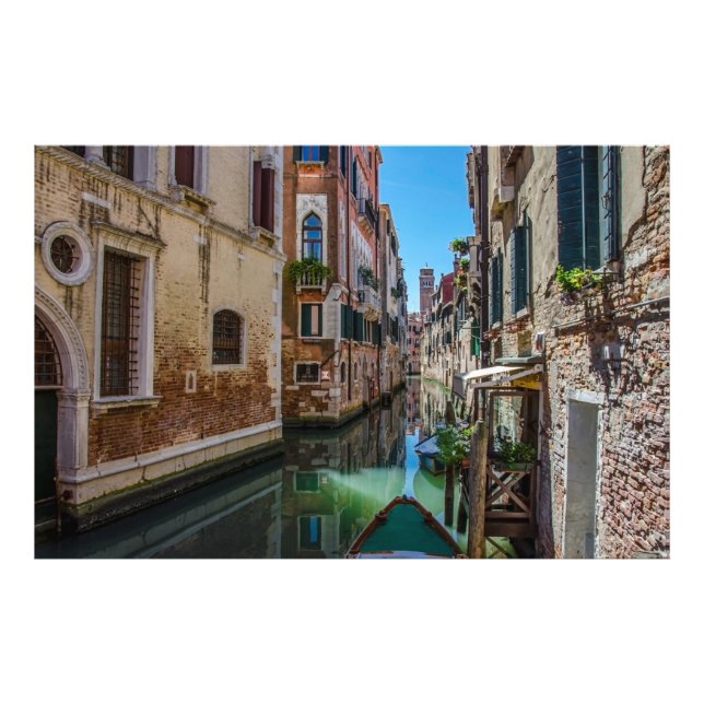 Foto Calle estrecha con canal en Venecia (Frente)