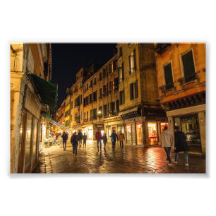 Foto Calle romántica de Venecia por la noche